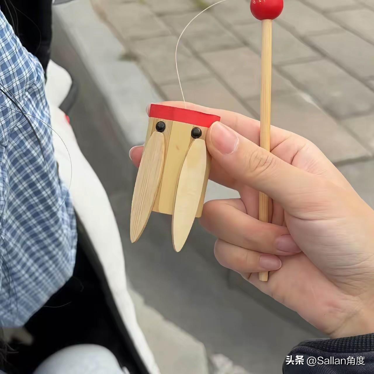 竹知了有个最大的Bug得说下，70后和80后是玩真知了的，那时候爬树抓知了，或者