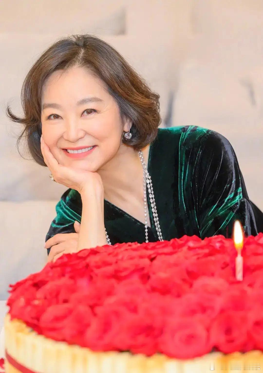 【#林青霞70岁生日照#】#林青霞晒照庆祝70岁生日#11月3日是林青霞70岁生