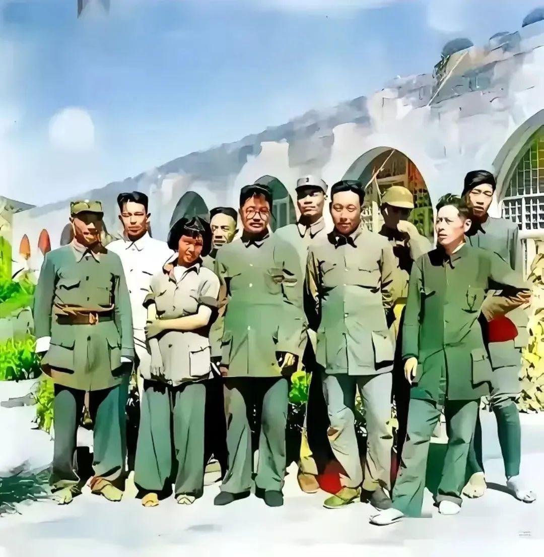 晴雨风说史[超话]晴雨风说史图1，照片拍摄于1942年8月1日的延安，120师师