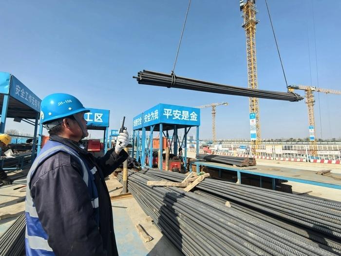 近日，在济南起步区崔寨片区31街区A-1地块一期项目，200余名建设者各司其职，