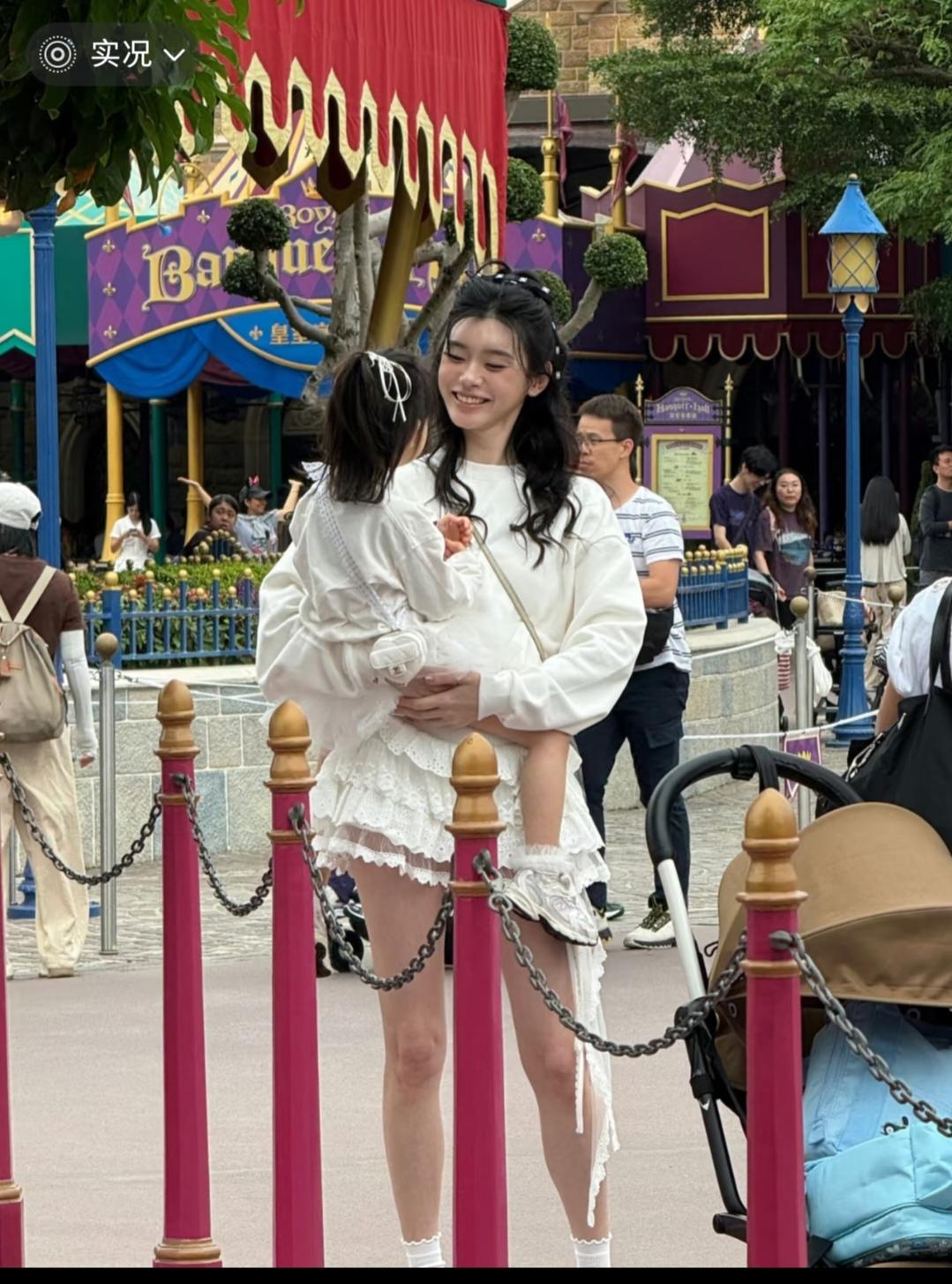 奚梦瑶，有小女生的清纯，又不缺辣妈的温柔。