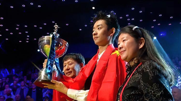 夺冠后如何庆祝？
吴宜泽：只想好好睡上一觉[笑哭]
…
幸福的一家三口👨‍👩