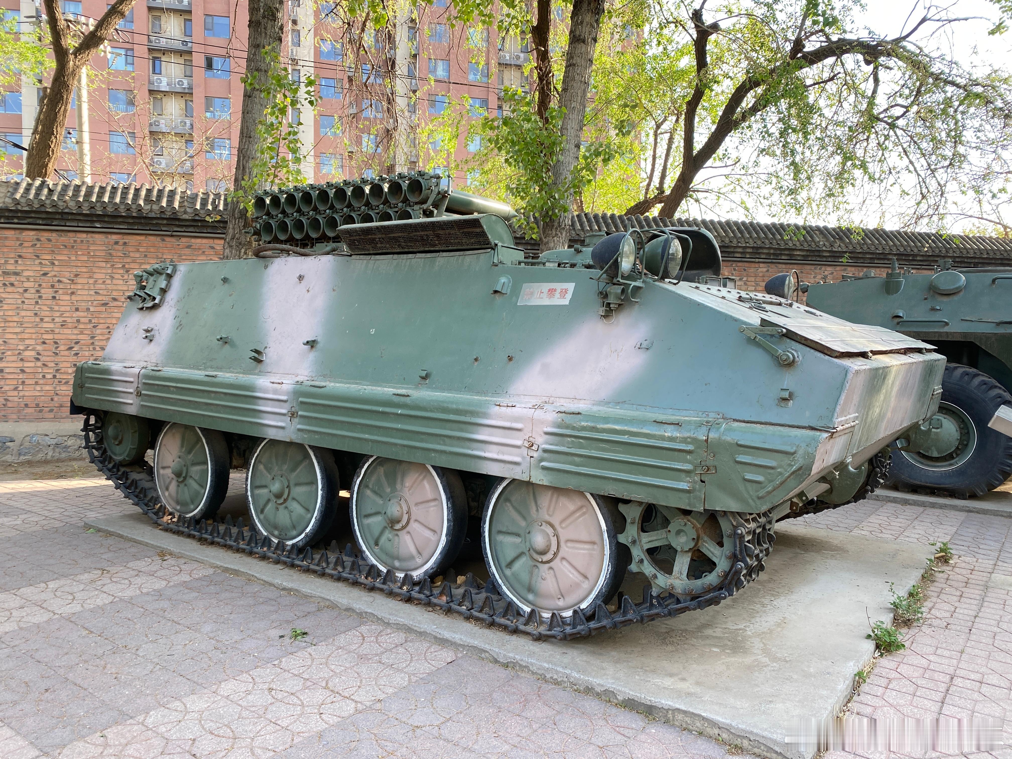 【#兵器欣赏#：#武器装备#   走着走着看到了两型国产老装备】 ​​​