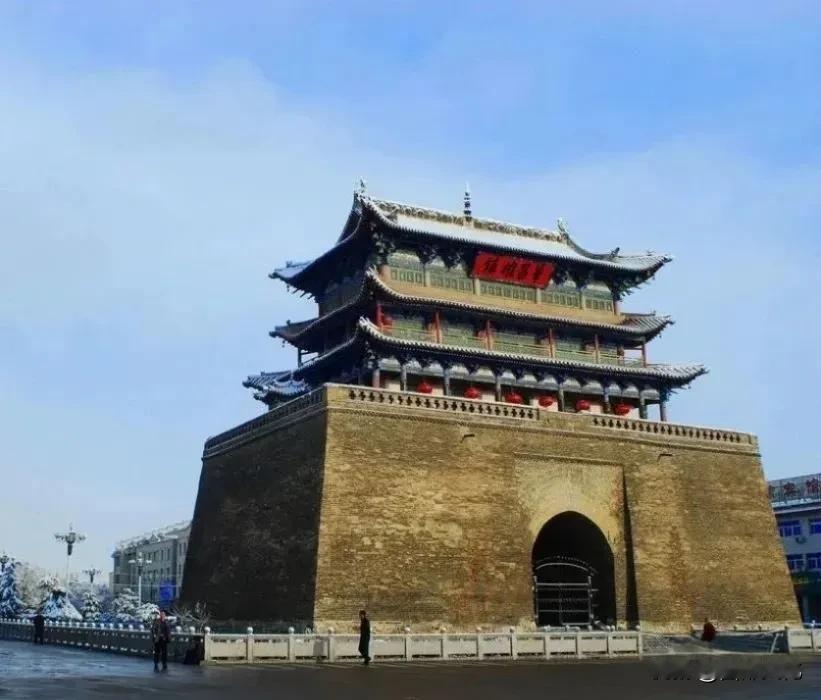 威远楼下

木门月

天气晴好时，我站在威远楼下。仰头望去，二十六米高的砖基木楼