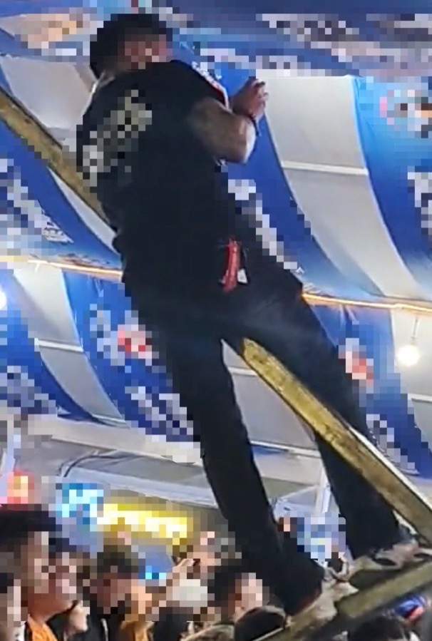 【玉林某活动男子站到帐篷铁柱子上】4月30日晚，网友爆料称：玉林市的某活动现场有