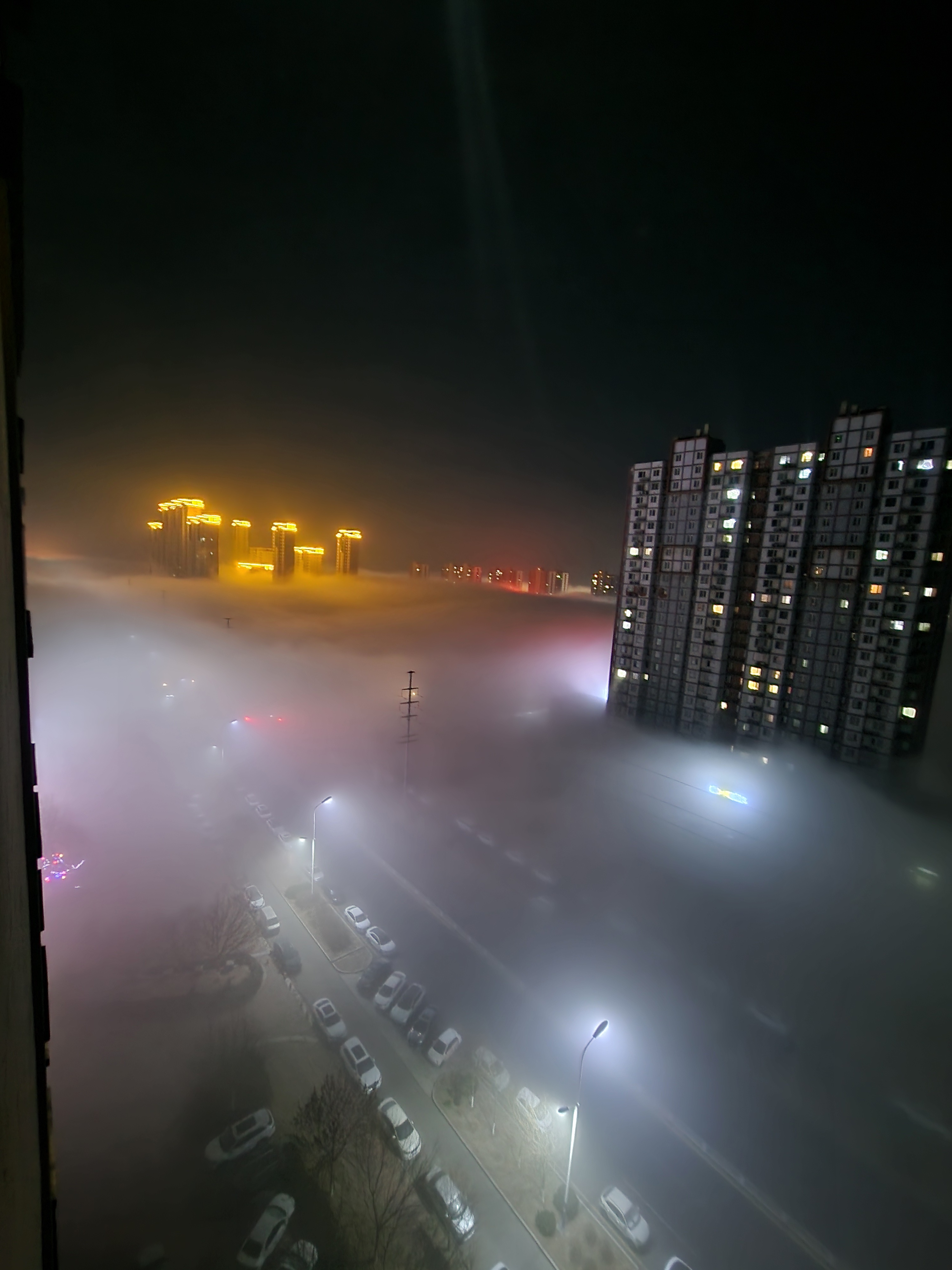 外边下雾了，跟闹妖精一样。 唐山