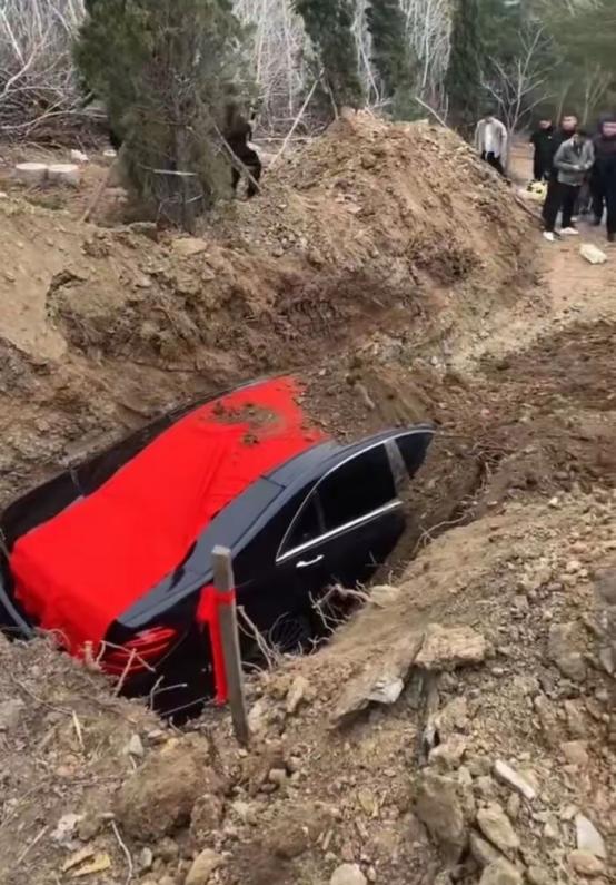 “活埋奔驰车”后续来了，当地政府确认填埋奔驰车情况属实，发布公告坚决杜绝这种破坏
