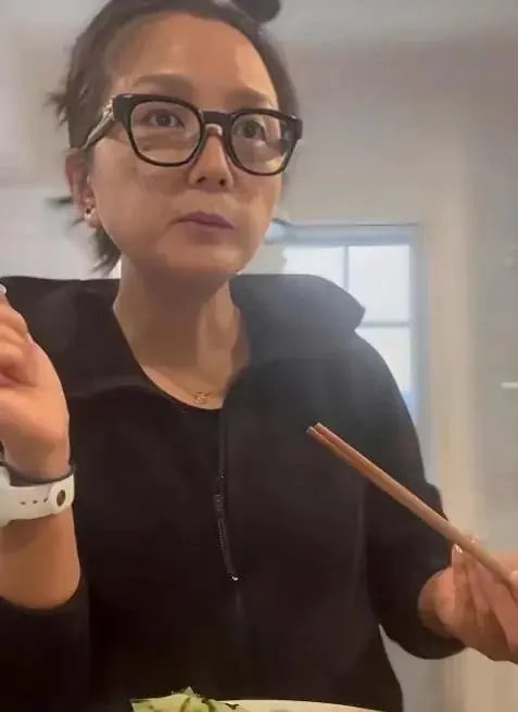 39岁何洁瘦到脱相！素颜出镜肤色暗黄，曾带货直播到凌晨3点，一碰就怀孕的她养三娃