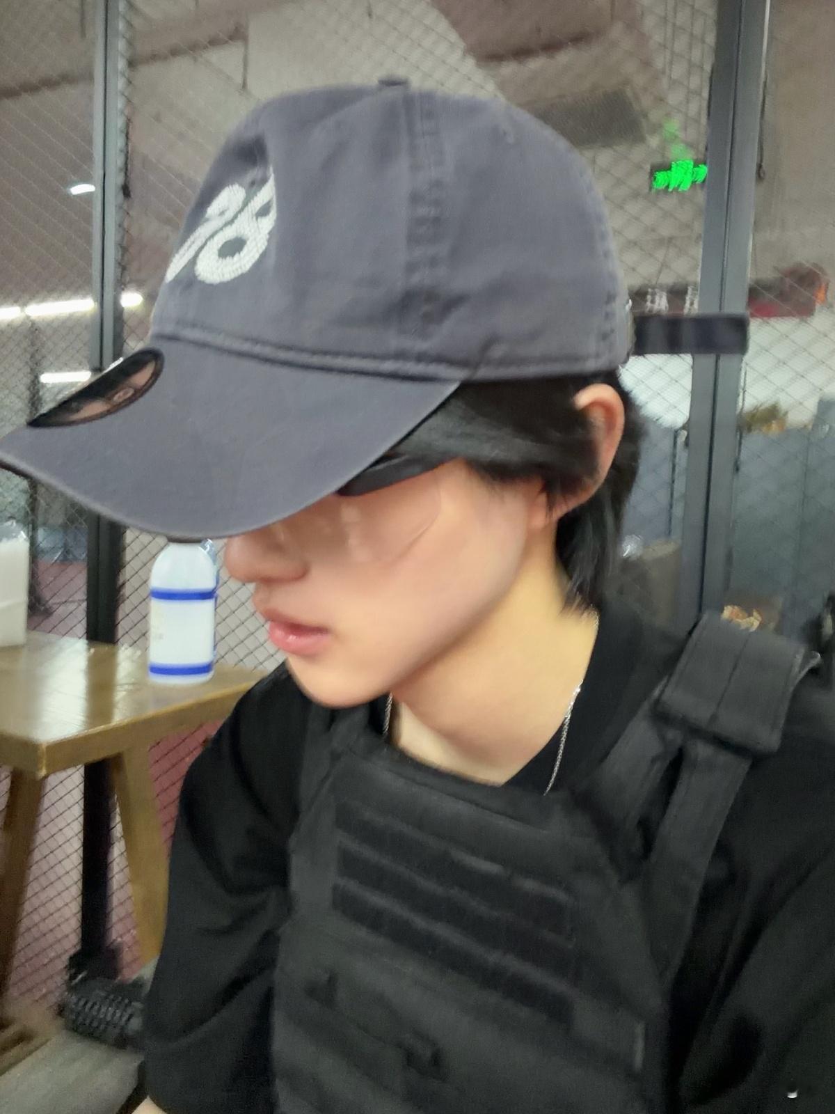 上一秒刚刷到老童逛街买HelloKitty下一秒看老朔发打枪。。嘘别说话感受家产