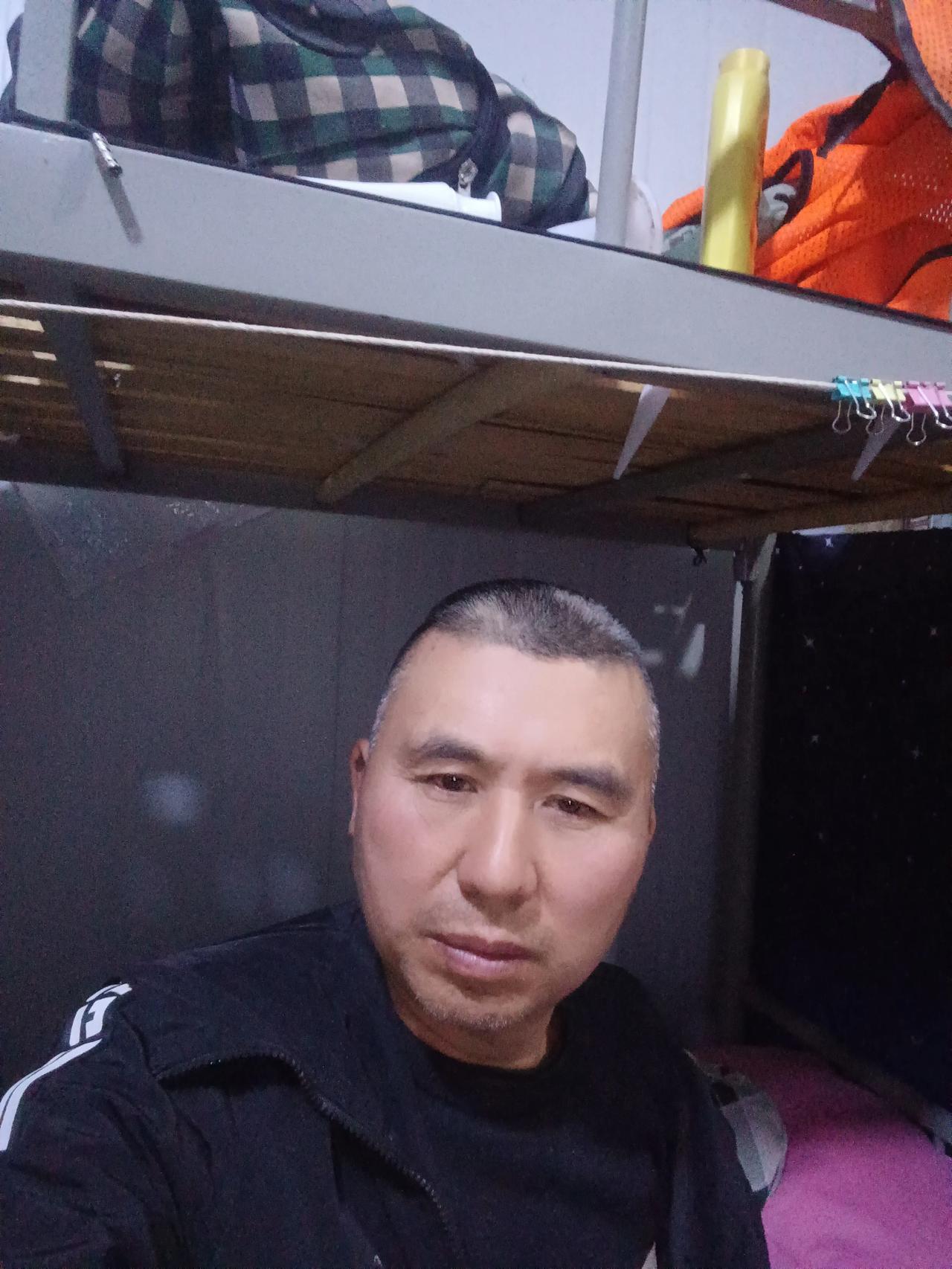 今天去路摊理了个发，10元钱一位，明码实价。这个师傅手艺还不错，虽然没刮胡子修面