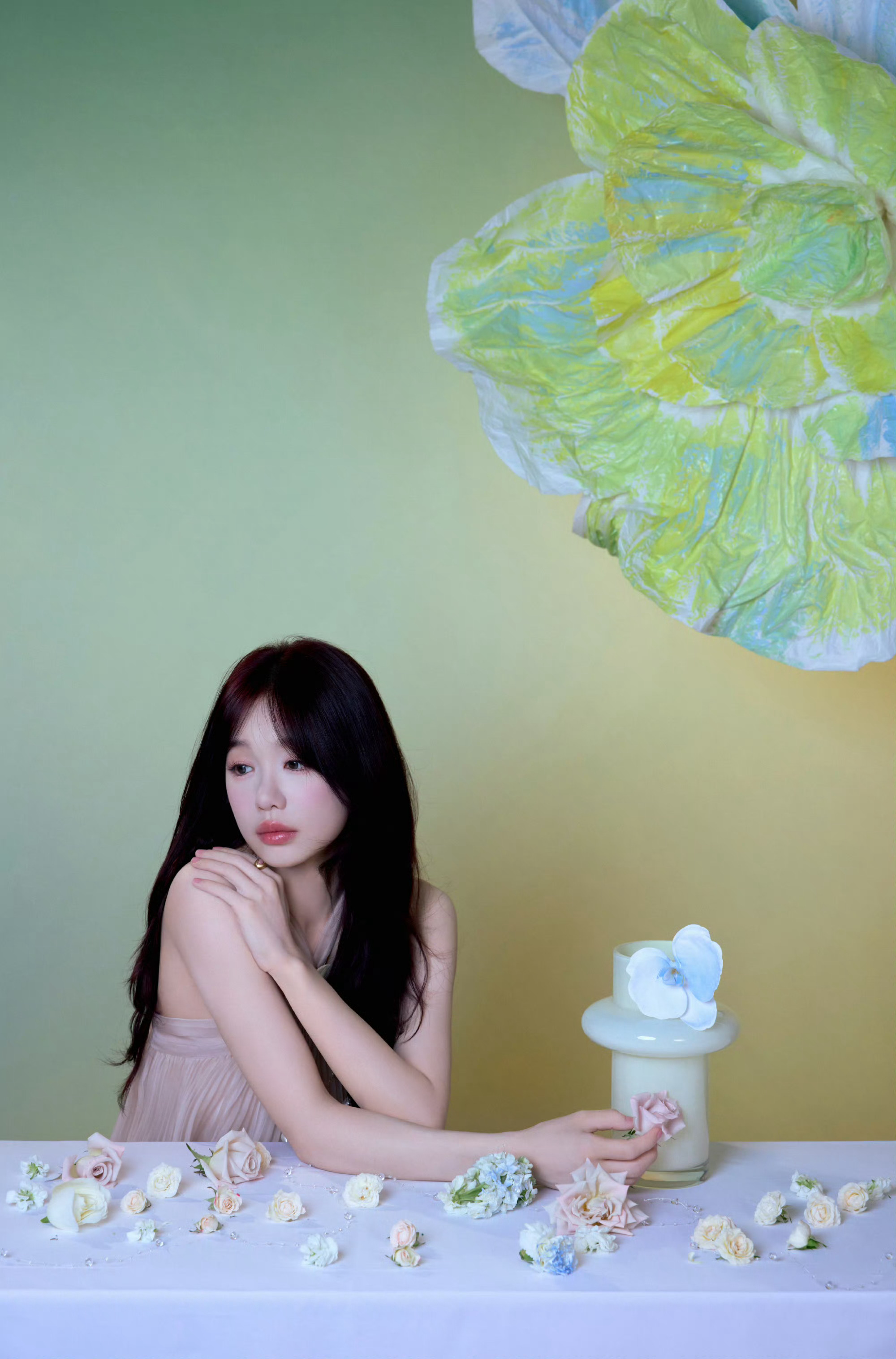徐梦洁掰腕子 小时候抱弟弟练出来的简单一句话，道尽了徐梦洁年少时的不易。常年照顾