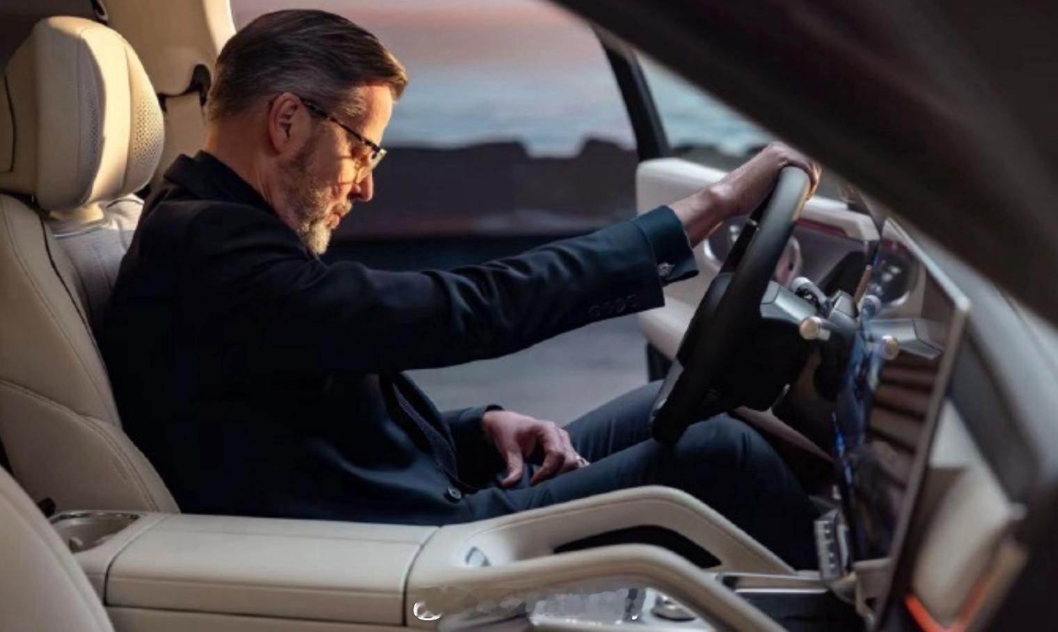 朋友们极氪8x 内饰正式揭秘了这设计确实比9x看着带劲很多尤其是有点老钱范应该还