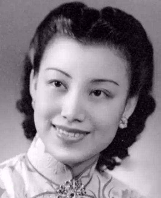 1935年，一位卖唱女恳求37岁张伯驹：“带我走吧！我还是清白之身！”张伯驹递给