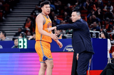 卢伟：对庞峥麟限制得不错，抢下篮板后的反击效率需要提高