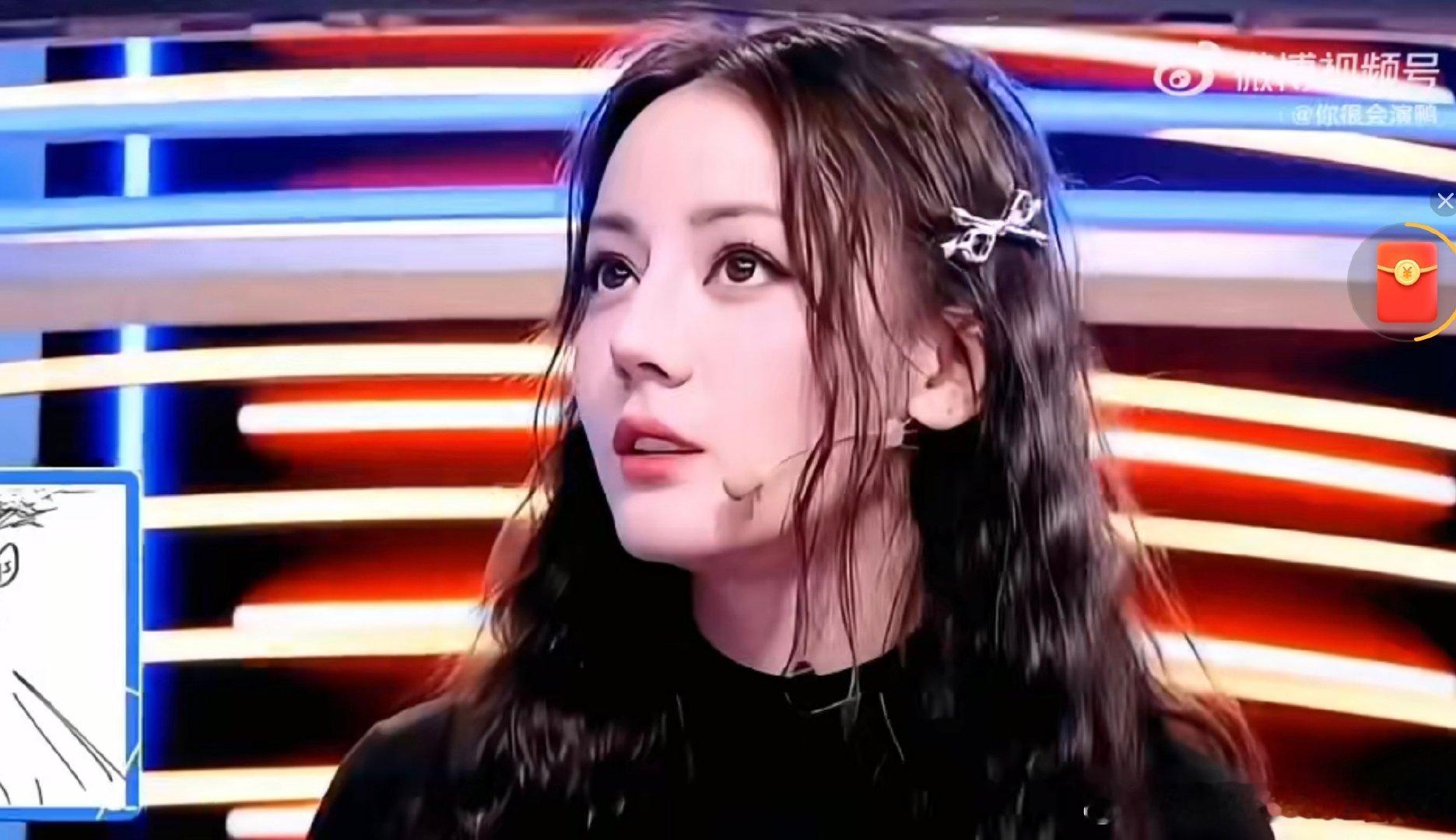 玩游戏时的认真脸，失败后的小委屈，热巴的可爱太有感染力了！ 