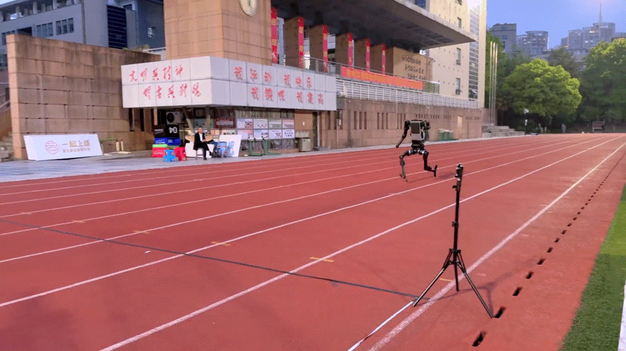 宇树机器人百米冲刺10米每秒10米每秒也就是36千米每小时，电动自行车的国标上限