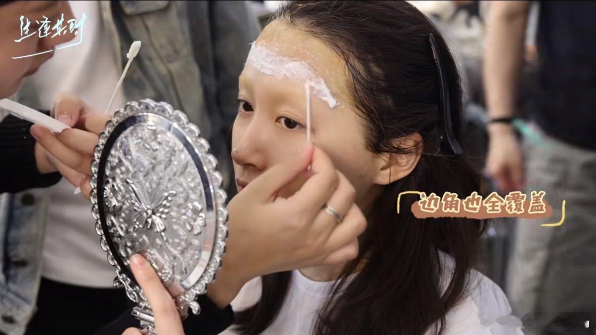 关晓彤齐时养成幕后全记录关晓彤漂眉vlog不满足假发套装样子！亲自漂眉适配发色，