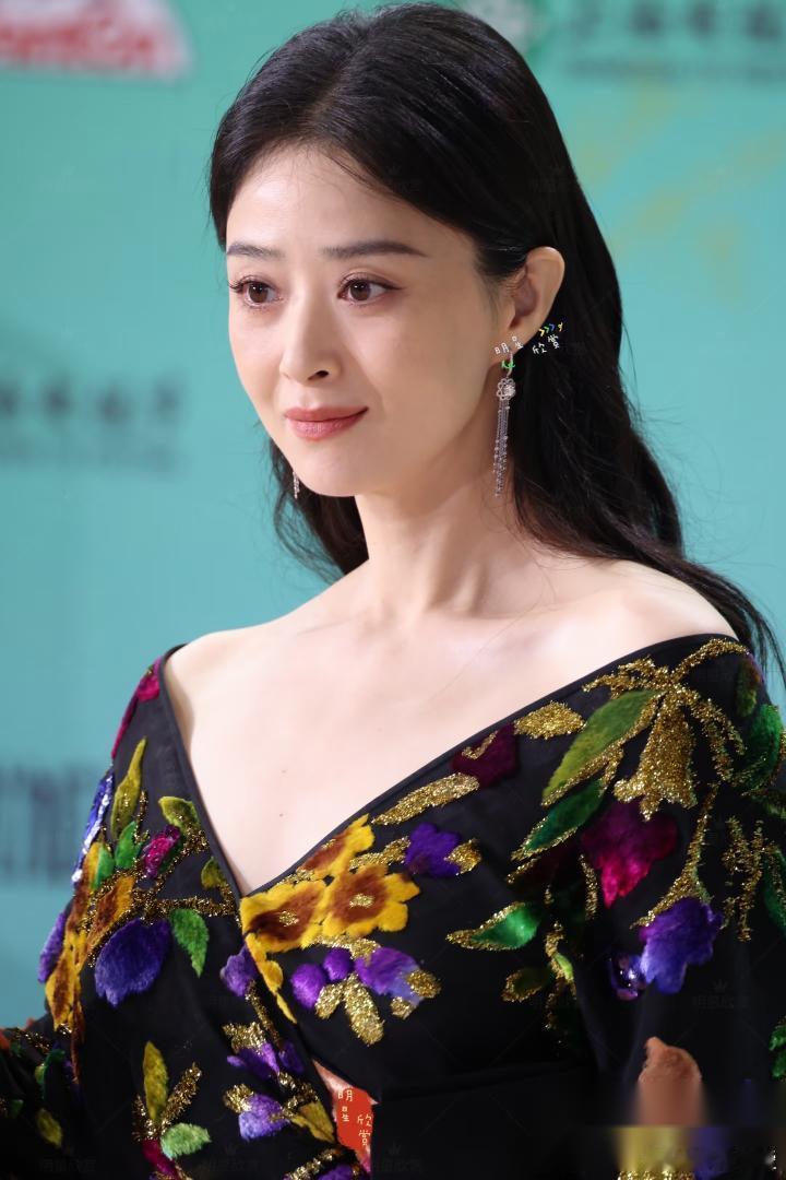 大家发现了吗， 43岁的蒋欣很不对劲， 自从跟叶祖新分手之后，她不仅没结婚，就连