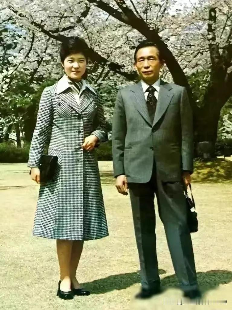 照片中的这两位，想必大家都不陌生吧？能叫出他们的名字吗？ #老照片# #最珍贵的
