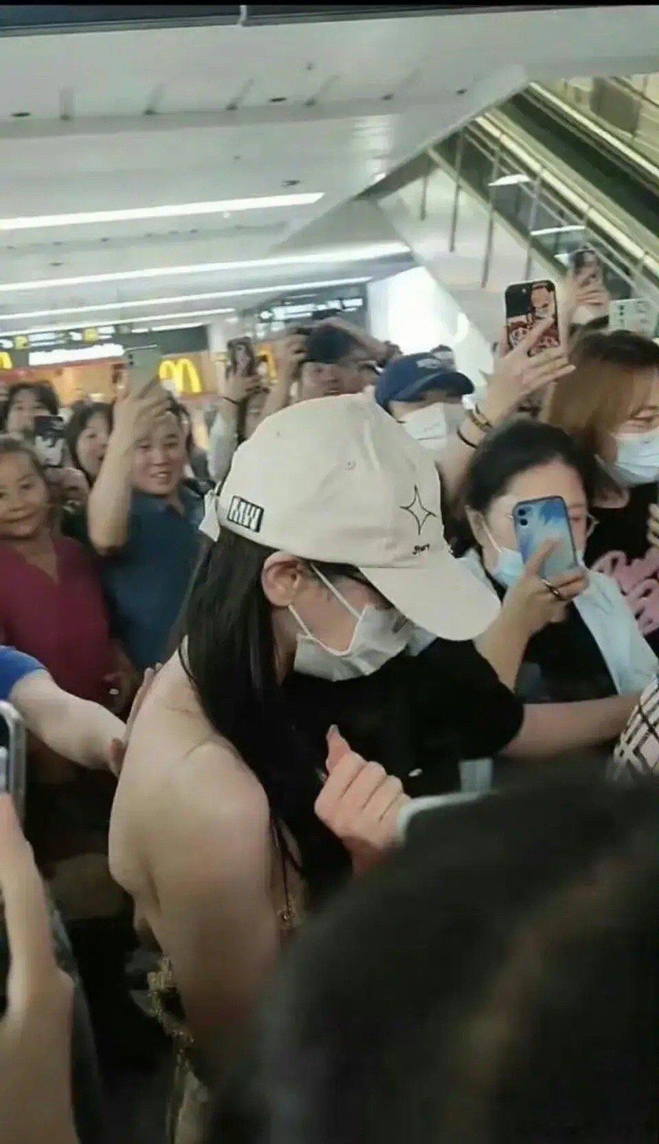 #迪丽热巴被路人摸后背#迪丽热巴被路人上手摸后背没人管？保镖呢？你们怎么看[挖鼻