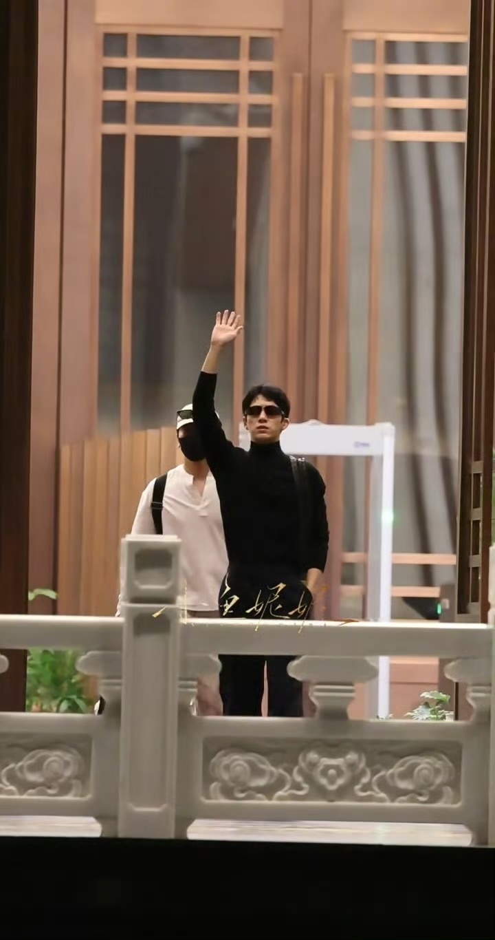 井柏然穿着男人最性感的高领毛衣，就这么走过来真的帅疯了！ ​​​