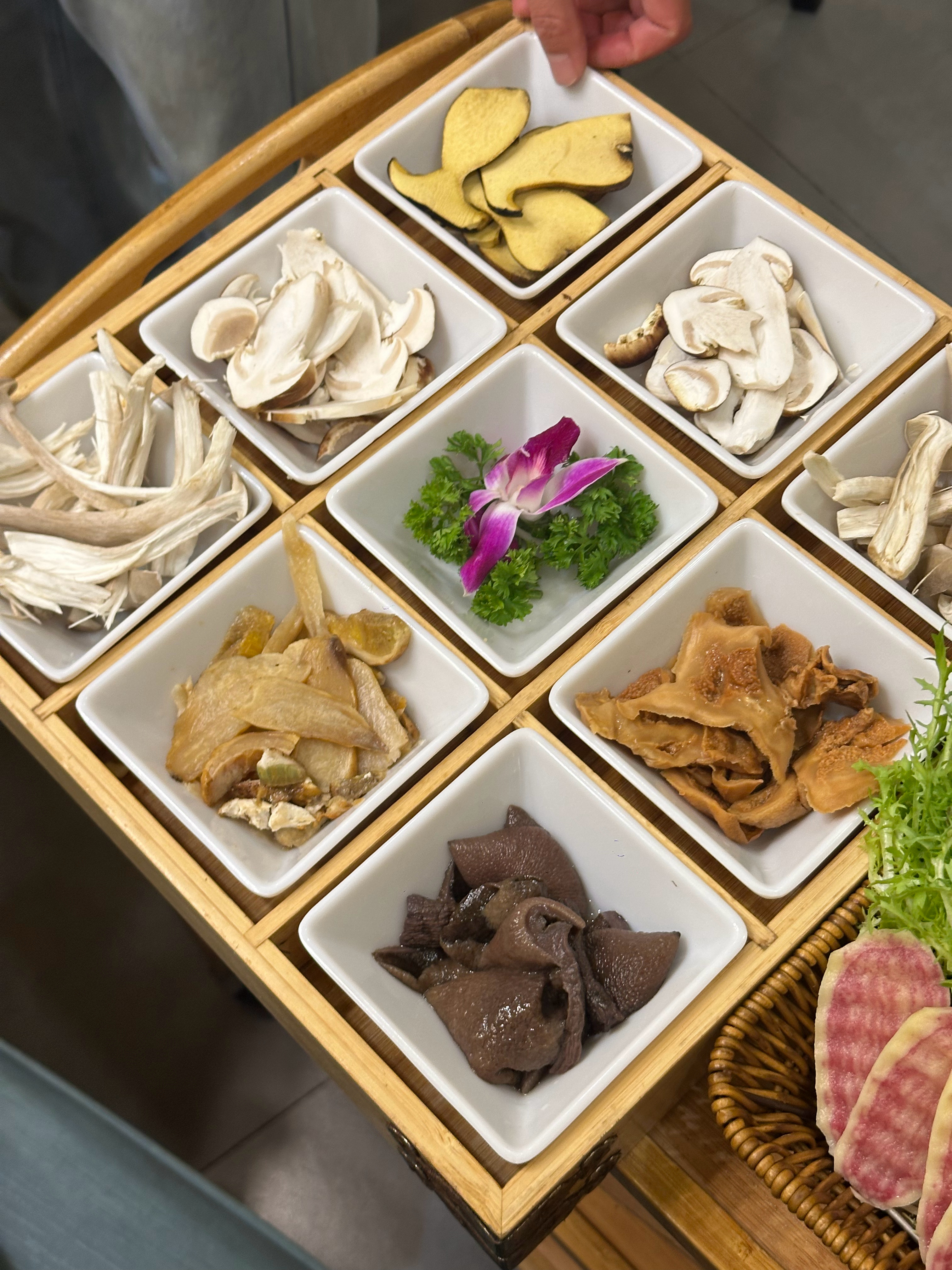 来尝试菌子火锅了