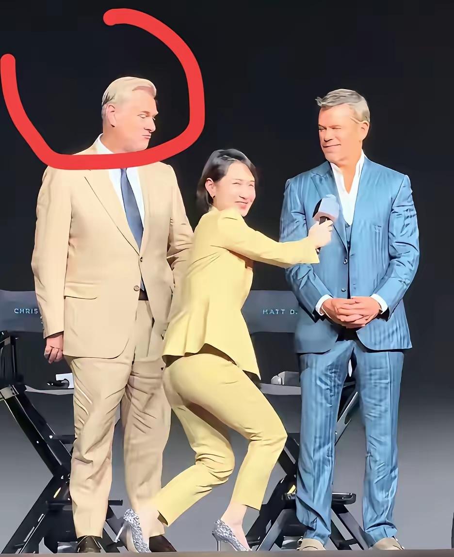 很多人只留意到画面里主持人谦卑

的姿态，真正细思极恐的，是两名外籍人士微妙的神
