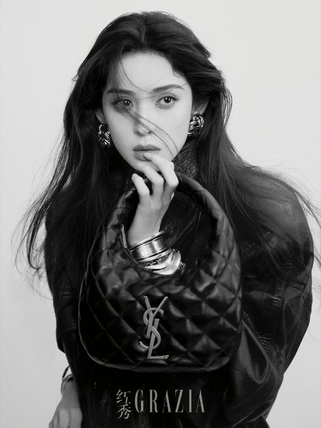 红秀GRAZIA｜古力娜扎：橄榄绿与豹纹蓝的碰撞，演绎随性飒美风尚 ​​​