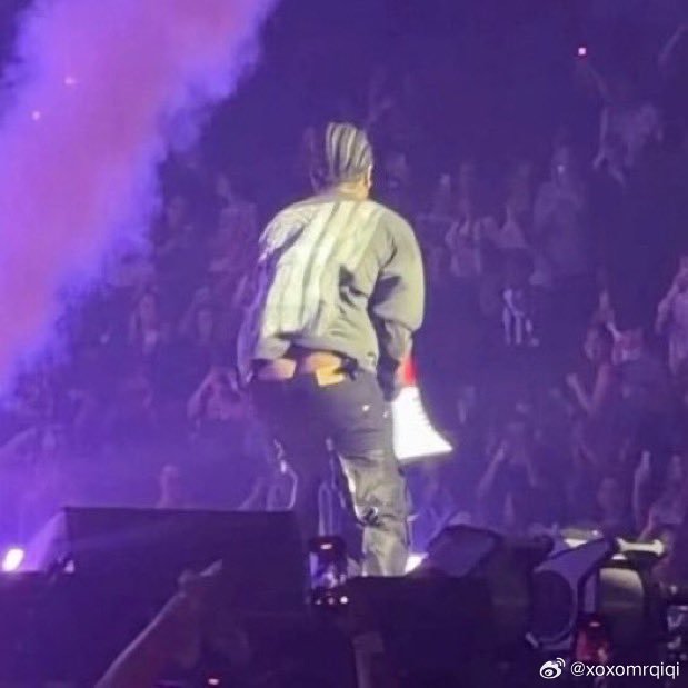 笑死我了🆘蕾哈娜老公ASAP Rocky 疑似在演出时穿着丁字裤 