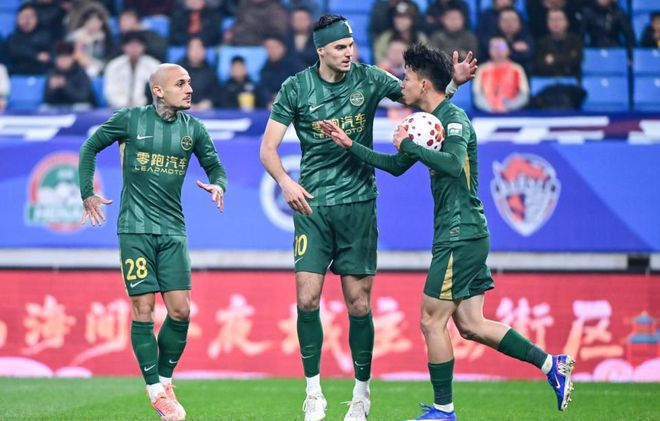 青岛海牛1比4浙江队 中超第3轮，浙江队4-1逆转青岛海牛，三轮过后积分“转正”