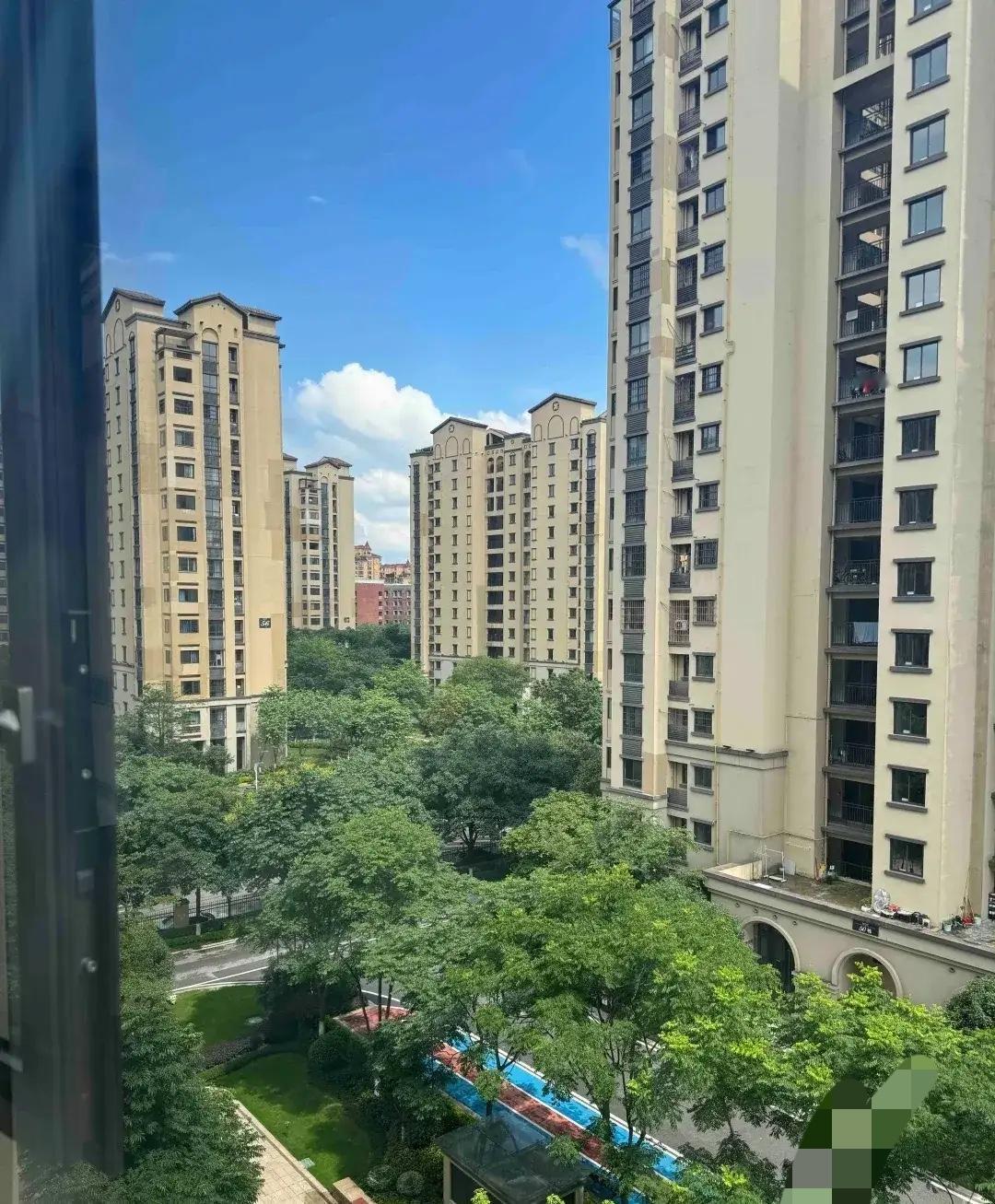 离婚后，我用离婚的钱买了一套69平米的房子和女儿住在一起。5个月后，我的父母搬了
