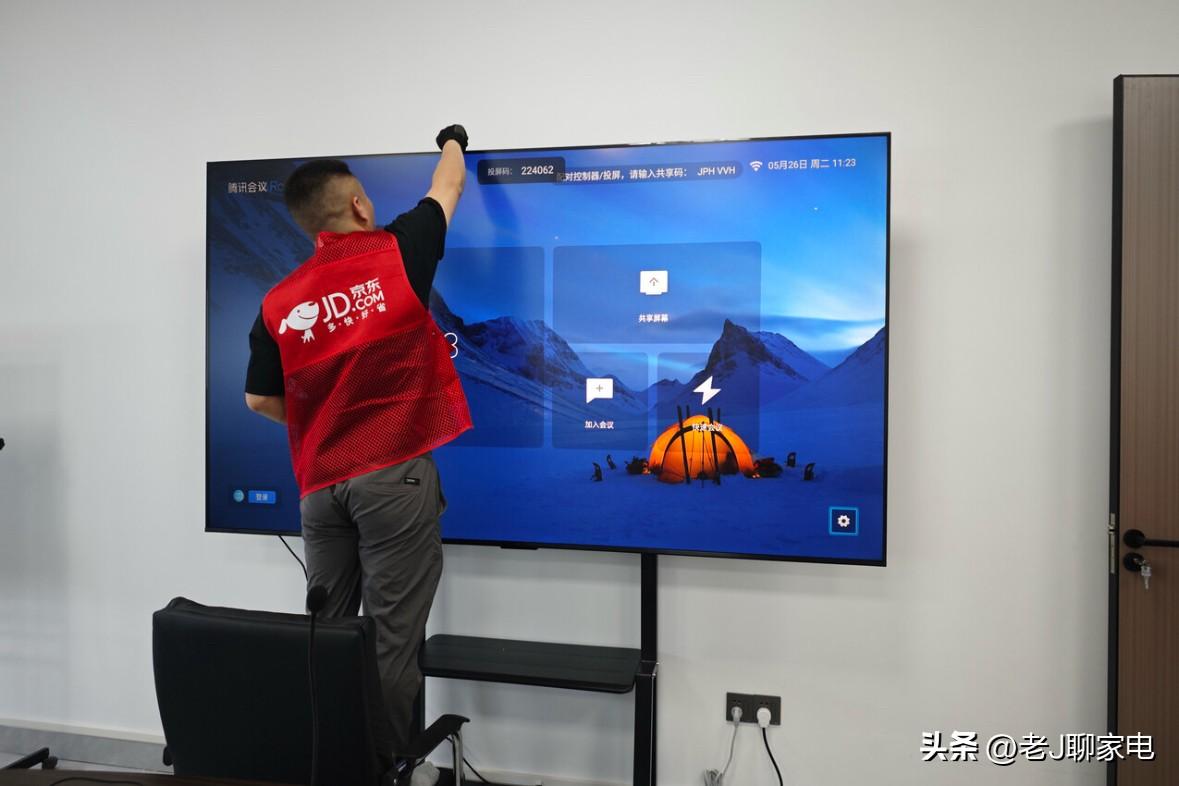 说实话，公司会议室那台老投影仪早就该退休了！每次下午开会，阳光一照屏幕就泛白，大