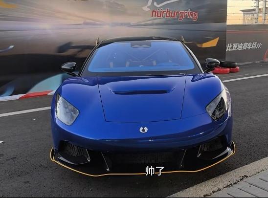 腾势z作为比亚迪的中端跑车，普通人垫垫脚还是可以够到的。
尾部大尾翼是真的增加下