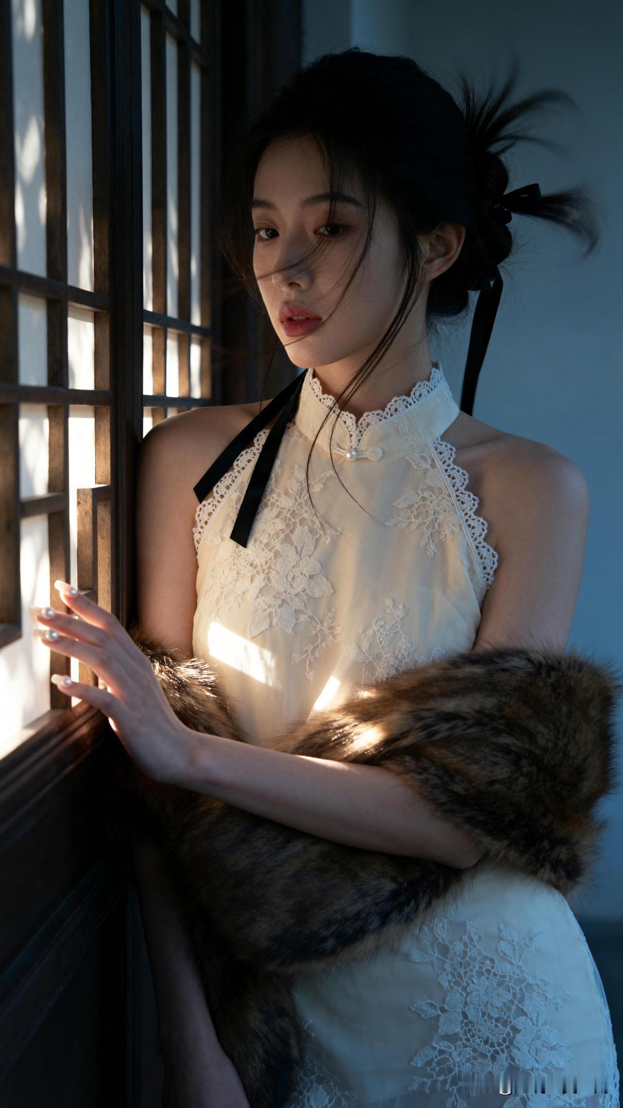 窗前美人倚，梦回古时香。随手一拍的氛围感 复古法式风情，蕾丝白裙与毛皮披肩的完美