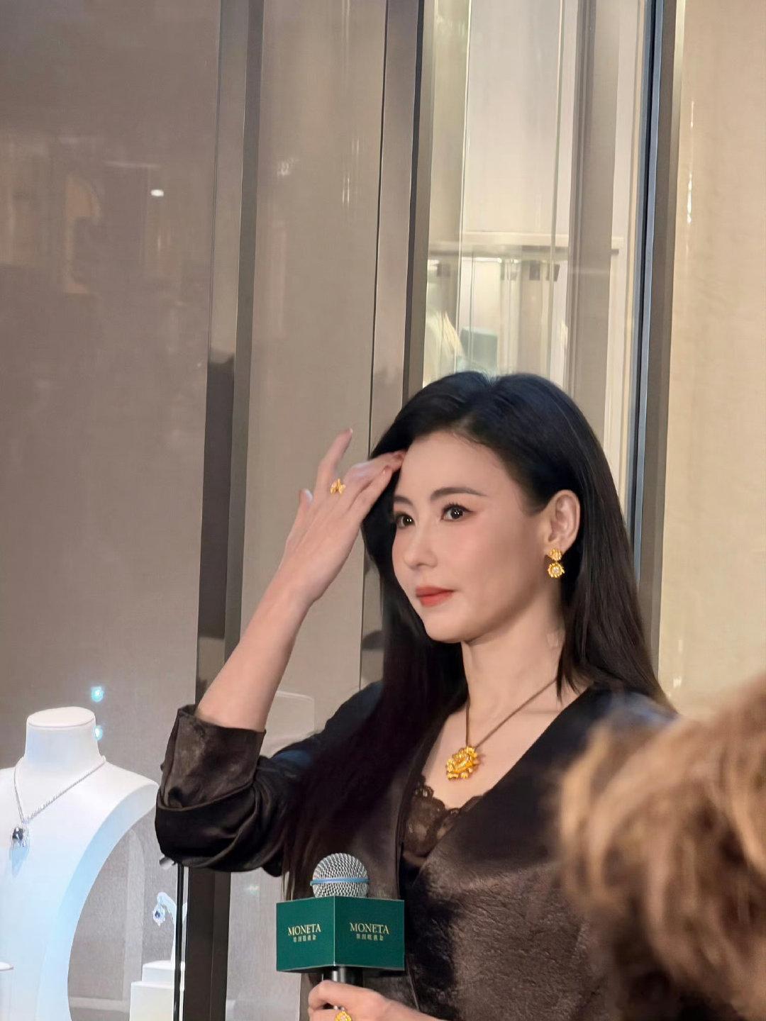 张柏芝状态这么好我就放心了谁懂啊！张柏芝这组路透直接美到失语，黑长直配西装又飒又