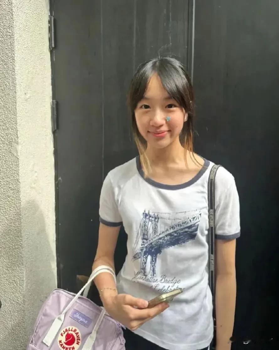 吴尊女儿 Neinei 逛街被偶遇。今年13岁的她，自爆身高167，在上海的一家