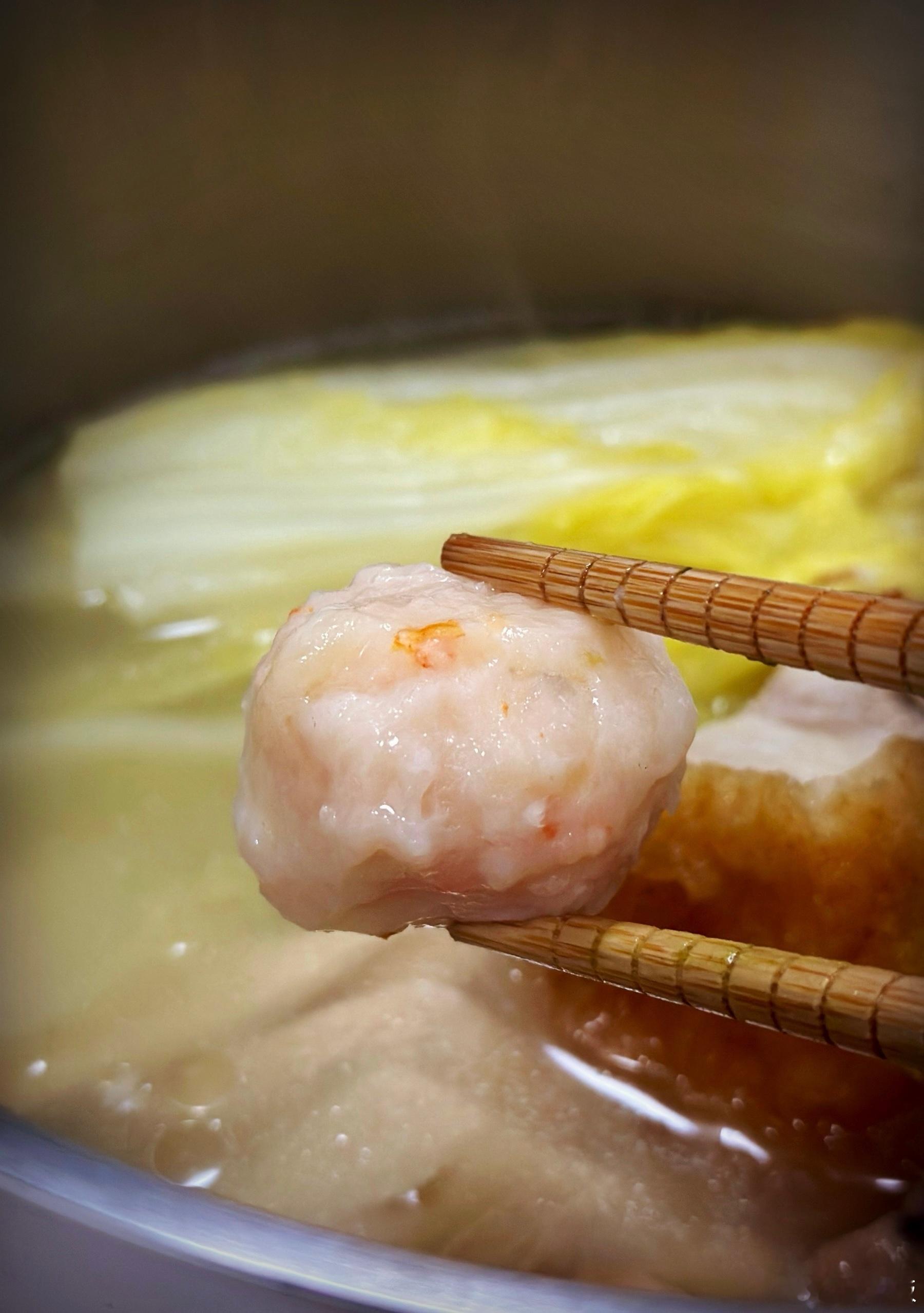 这个虾丸做得真好。肉眼可见都是虾肉，满满虾的鲜味。也不是很硬的那种弹牙，嫩嫩的又