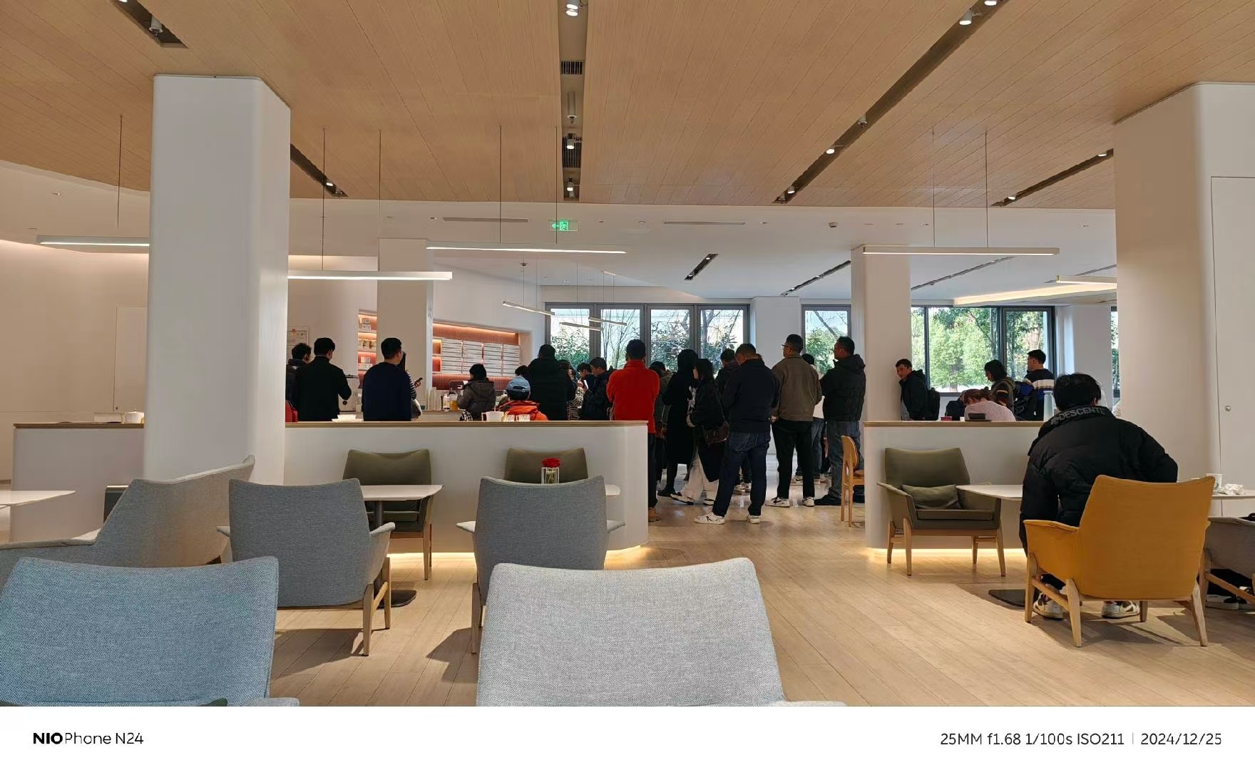 圣诞节，还是工作日呢。NIO上海交付中心，排队提车盛况。 