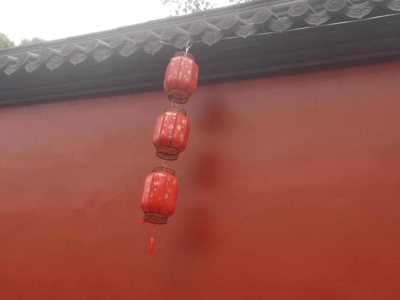 今天算是去龙华寺一趟，远远望了望兜率天宫。兜率天宫下次再去吧。
一直认为兜率天宫