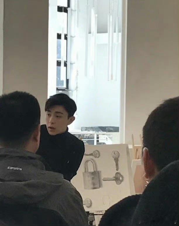 鄧倫邓伦是生图王者，全都是路人手机直出，无需美颜，骨相完美，侧颜无敌，身材比例优