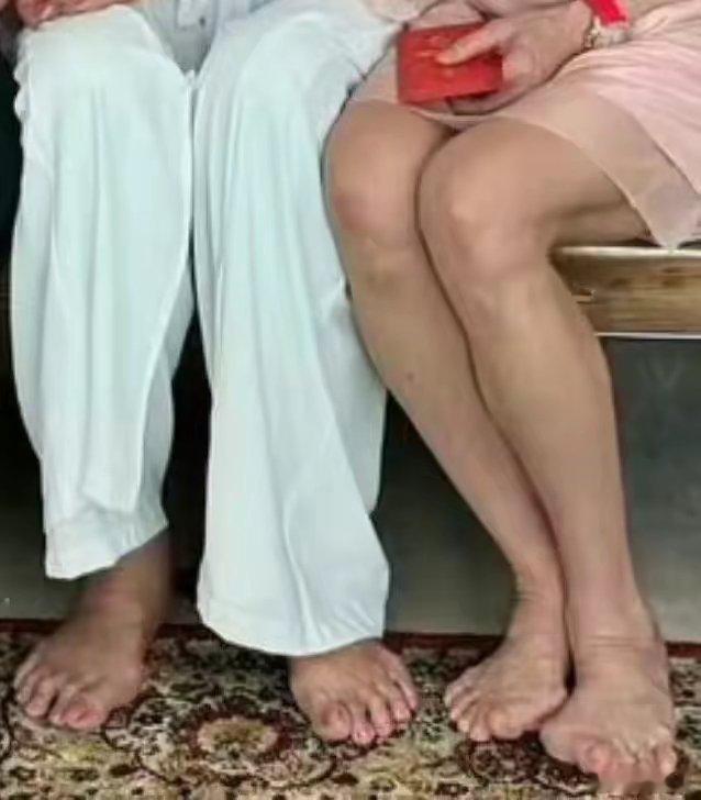 想不明白，杨紫琼的脚都变形了，这么有钱 ，大脚骨居然不去除 ，走路一定很疼吧 
