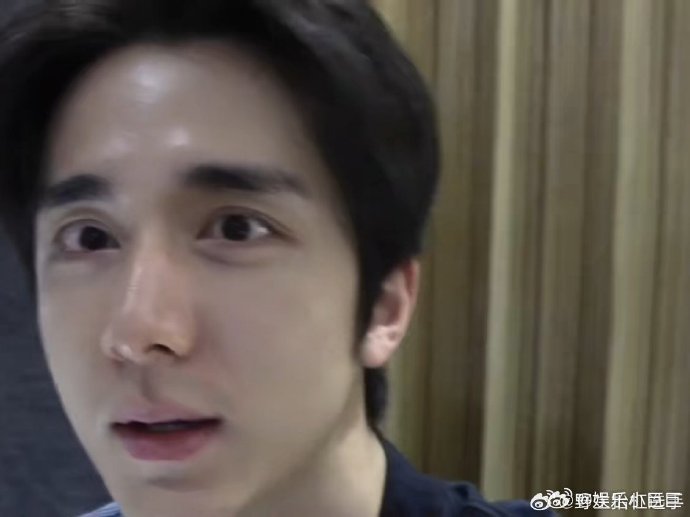 张新成DV彩排第一视角张新成 张新成的彩排视频就是“颜值暴击”现场！黑框眼镜配素