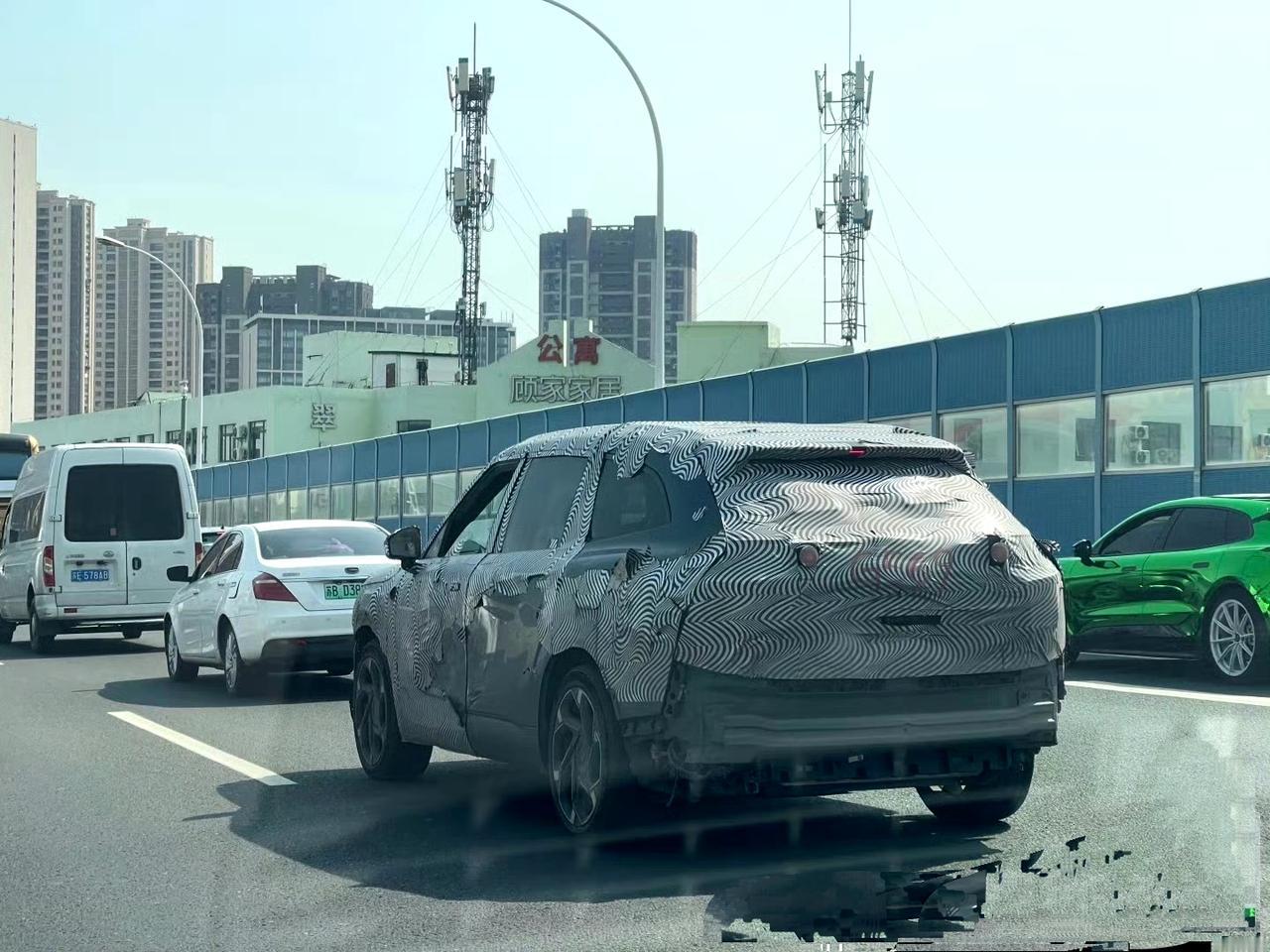 大家一起来猜猜伪装车，这是一家车企的测试车型！

从外观看，该车的尺寸不会太大，
