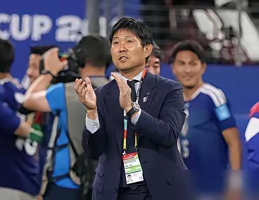国足应该让森保一带队冲击2030世界杯

日本足协官宣森保一续约半年，带完202