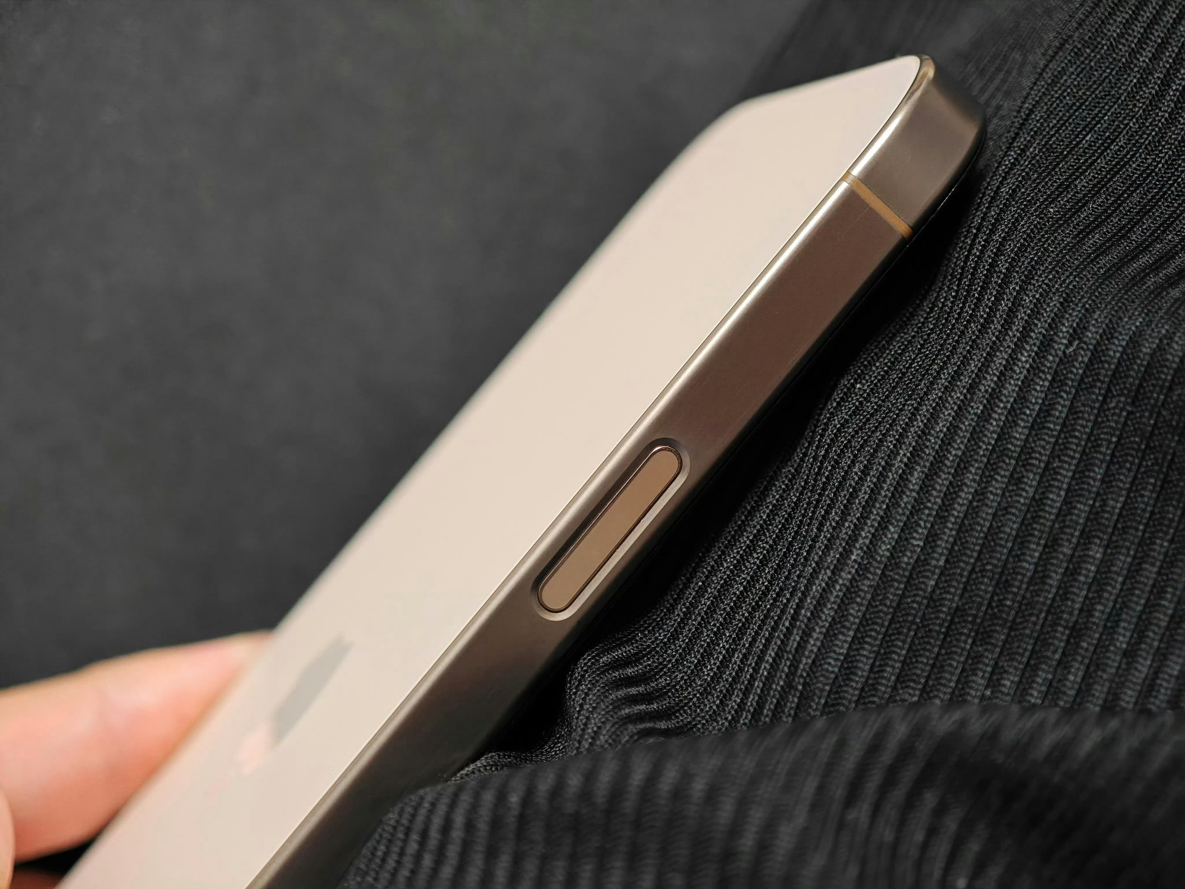 iPhone没有一个按键是多余的 谁造的话题，拍照按键难道不多余吗？