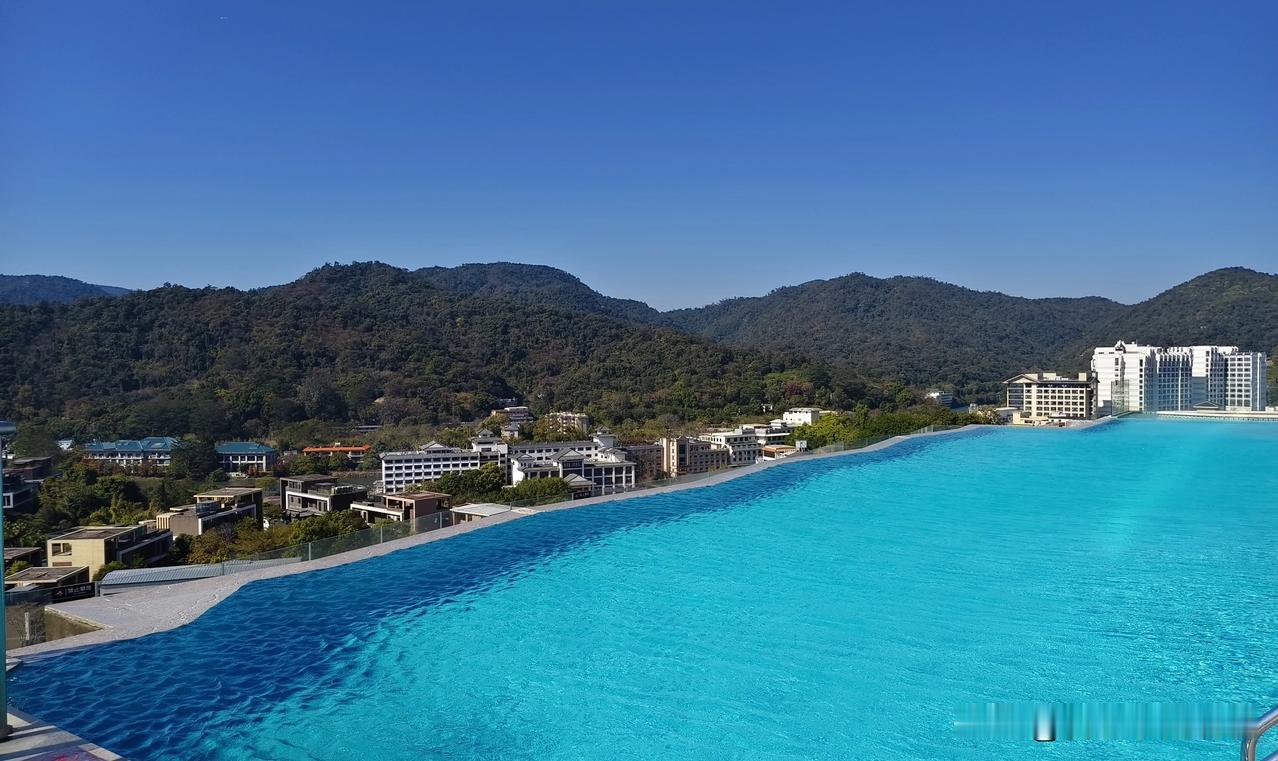 手机随拍，广州温泉山顶艳阳天🌞山顶也有游泳池