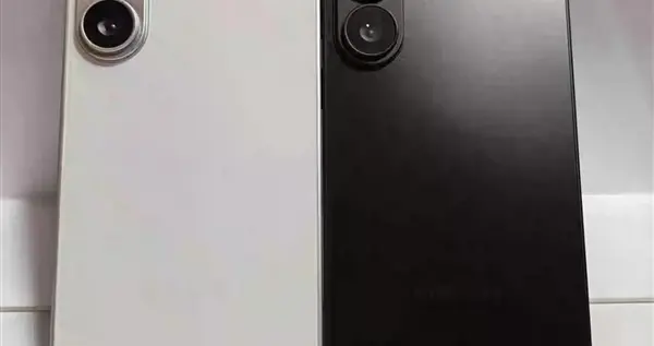 三星Galaxy S26 Ultra機模上手：取消相機島 各個鏡頭獨立排列