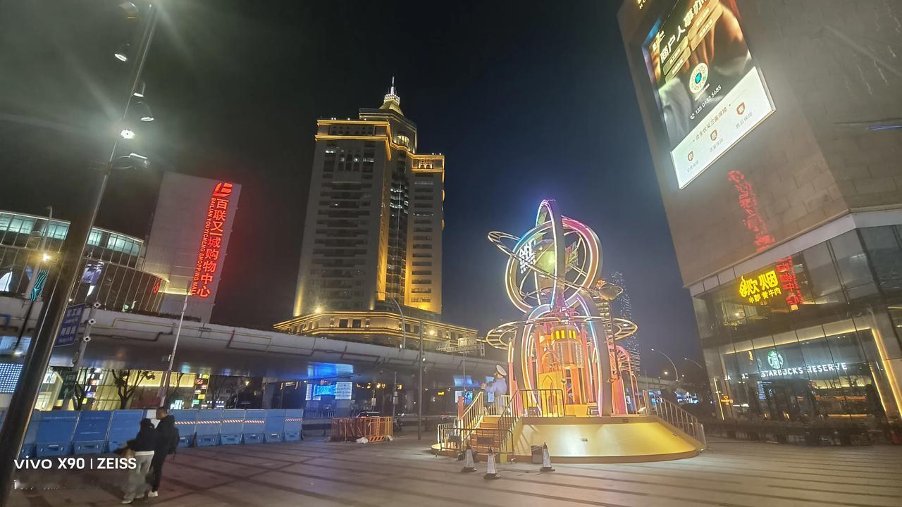 拍一张我的城市美景五角场无论从哪个角度拍都好看！尤其是夜景很美！
