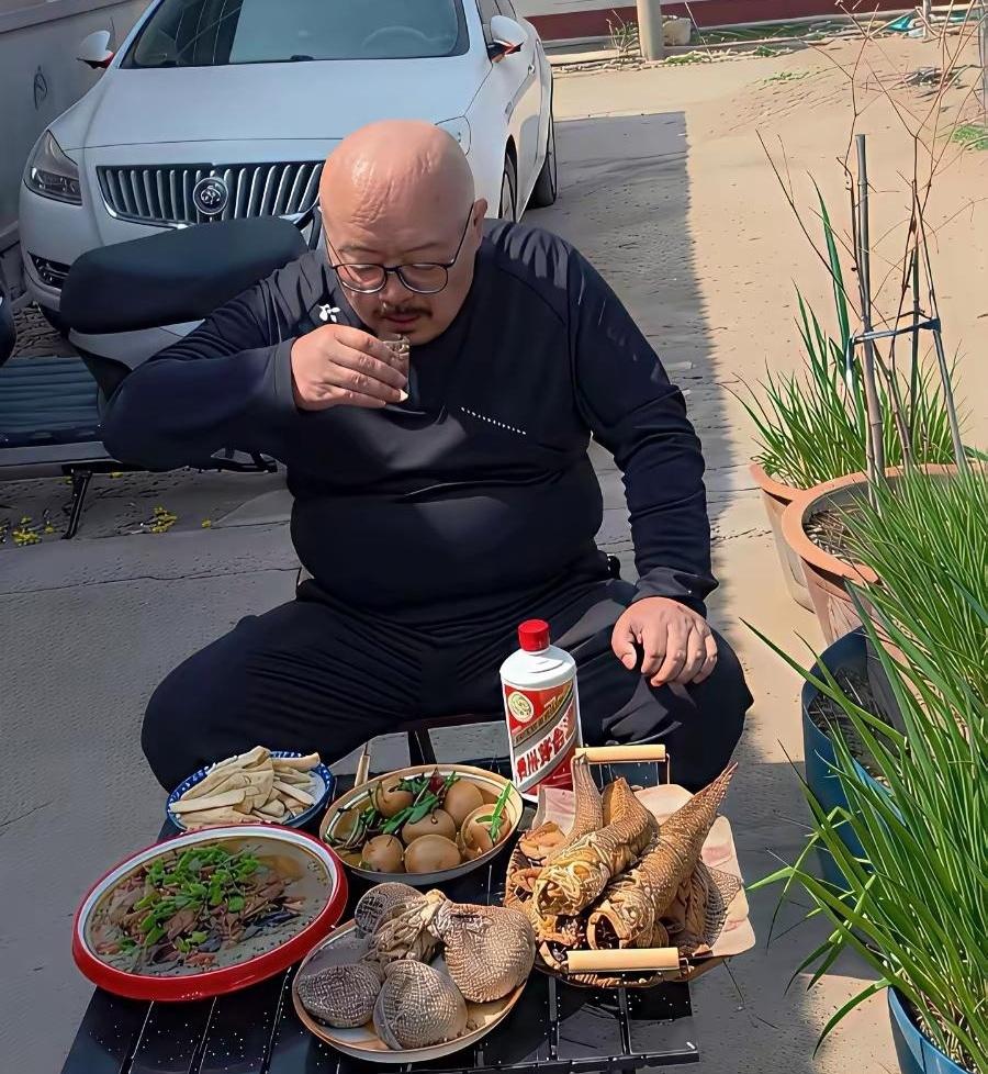 你见过一顿饭直接吃掉打工人一个月“窝囊费”的局吗？今天算是真开眼了。
朋友攒局，