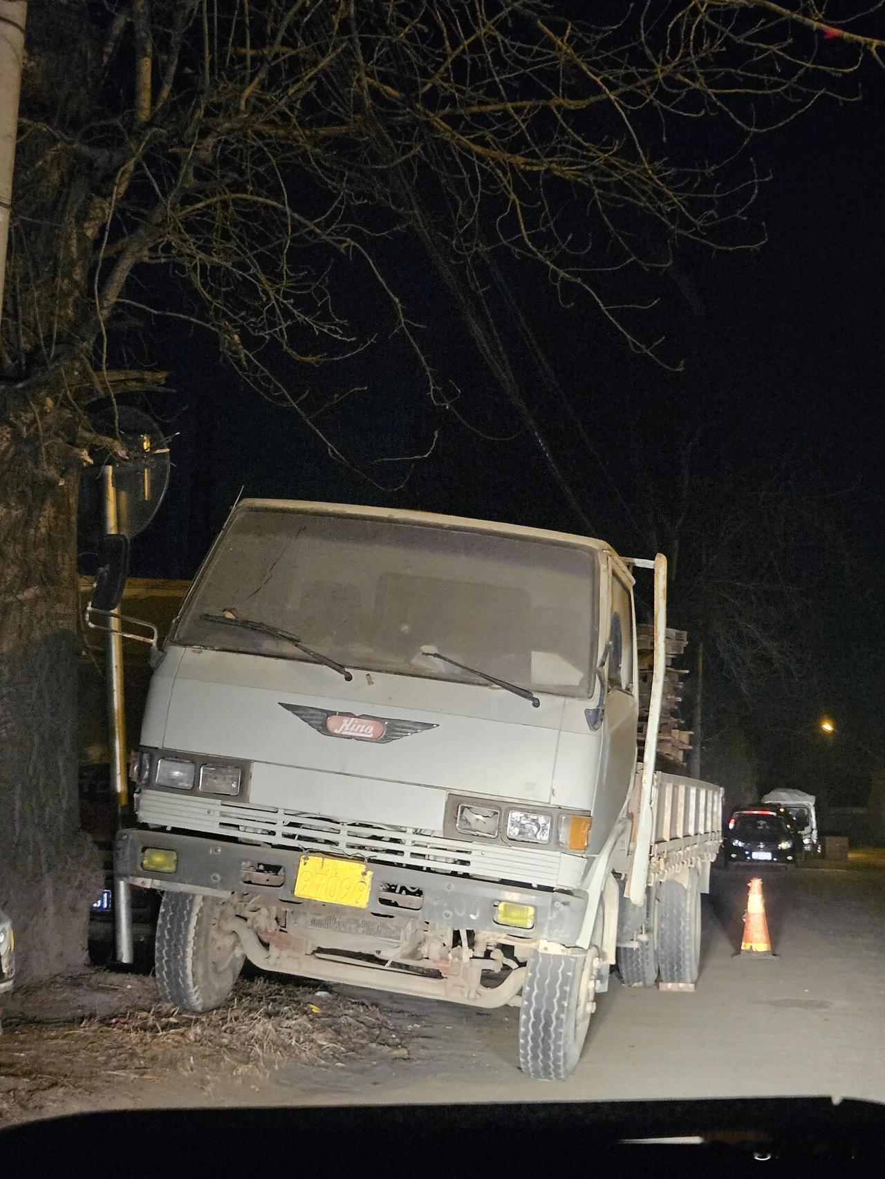 今天在北京郊区看了了一辆没见过的卡车，不知道是不是古董车，发上来跟大家分享下，看